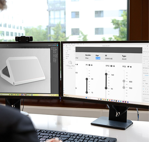 UX & User Interface Design am Monitor mit Wireframes und 3D-Modell zur Übersetzung komplexer Workflows in klare Bedienabläufe.